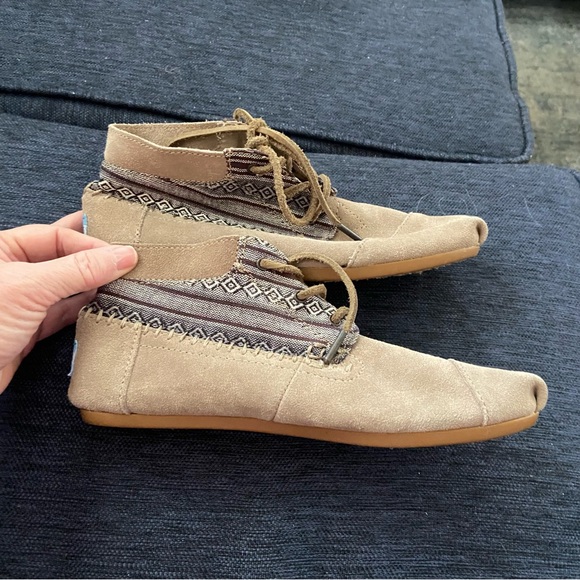 Toms Tan Lace Up Aztec Boots 7.5 Nearly New - Picture 2 of 7